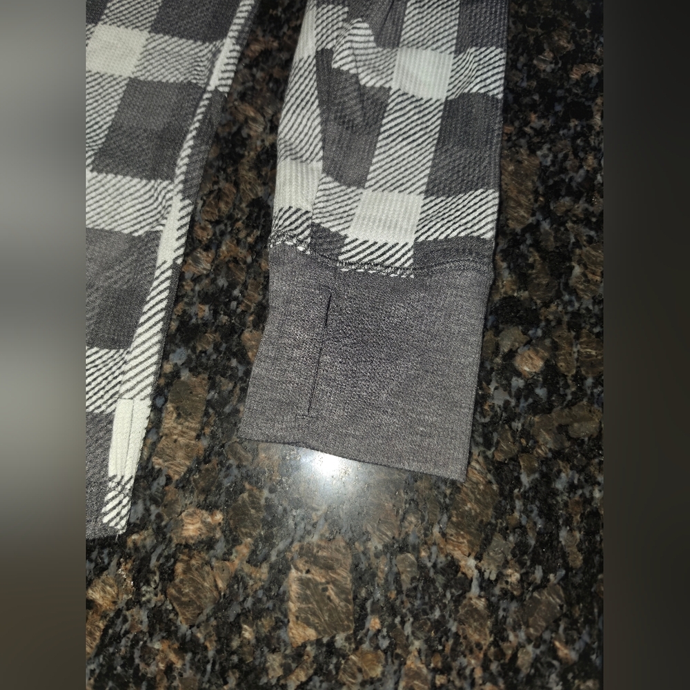 New Womens Sz XL Cuddl Duds Lightweight Stretch Thermal Gray And White Plaid - Picture 5 of 5